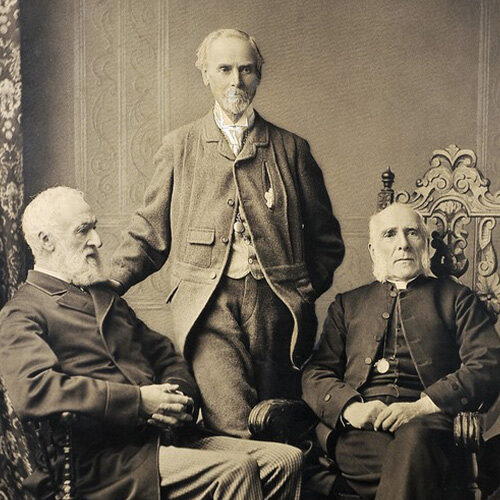 1856-Trois_des_fondateurs_survivants_en_1890._Colonel_HUTCHINSON_Major_PONTIFEX_et_Archdéacon_SAPTE